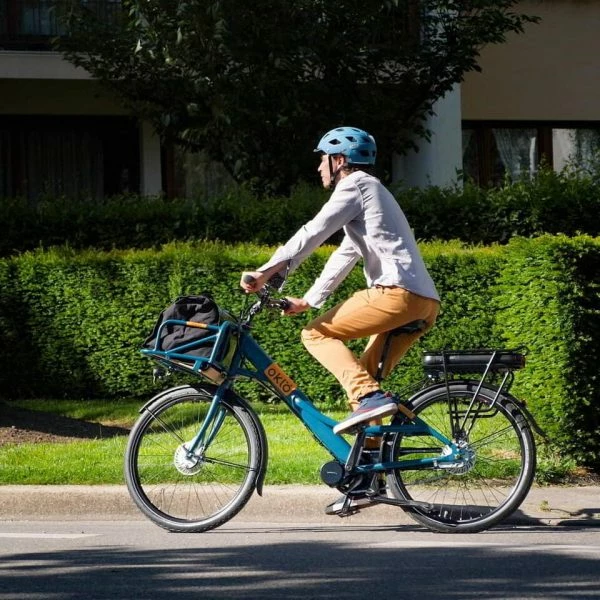 VÉLO PORTEUR ÉLECTRIQUE - MISSIVE 3 VITESSES BLEU CANARD + SACOCHE AVANT – Image 3